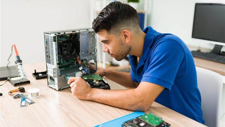 Técnico fazendo manutenção de computador